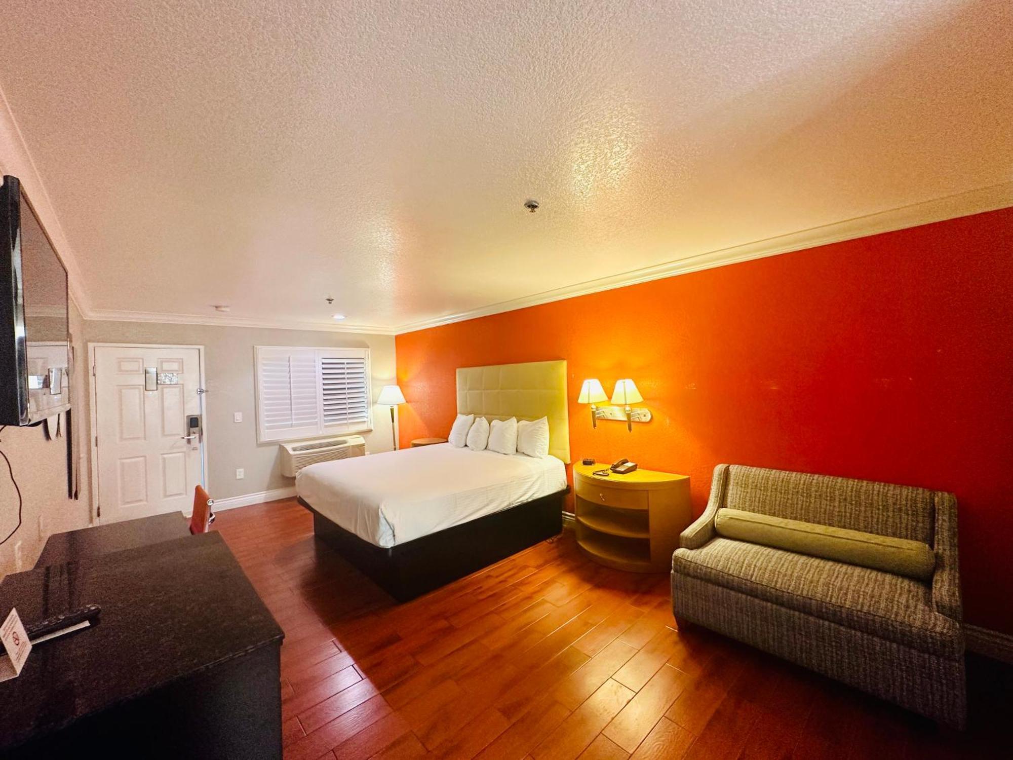 Casa Blanca & Sr-55 Freeway, Near Honda Center, Chapman University, Disneyland Orange