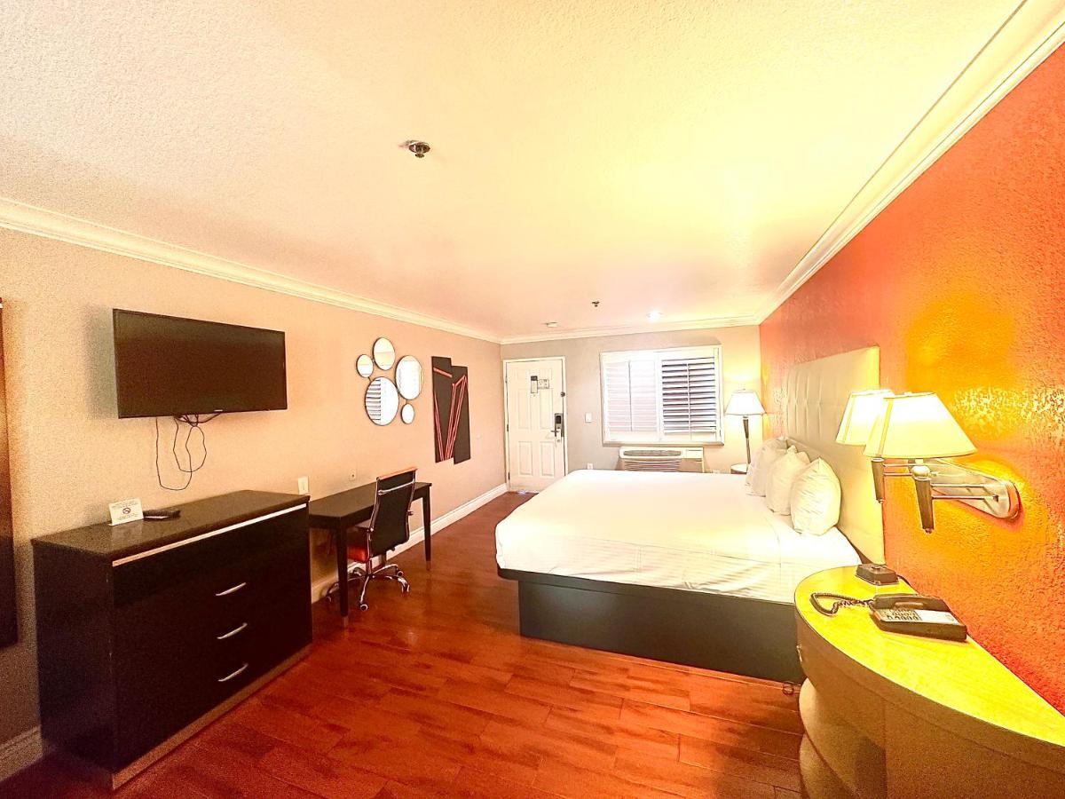 Motel Casa Blanca & Sr-55 Freeway, Near Honda Center, Chapman University, Disneyland