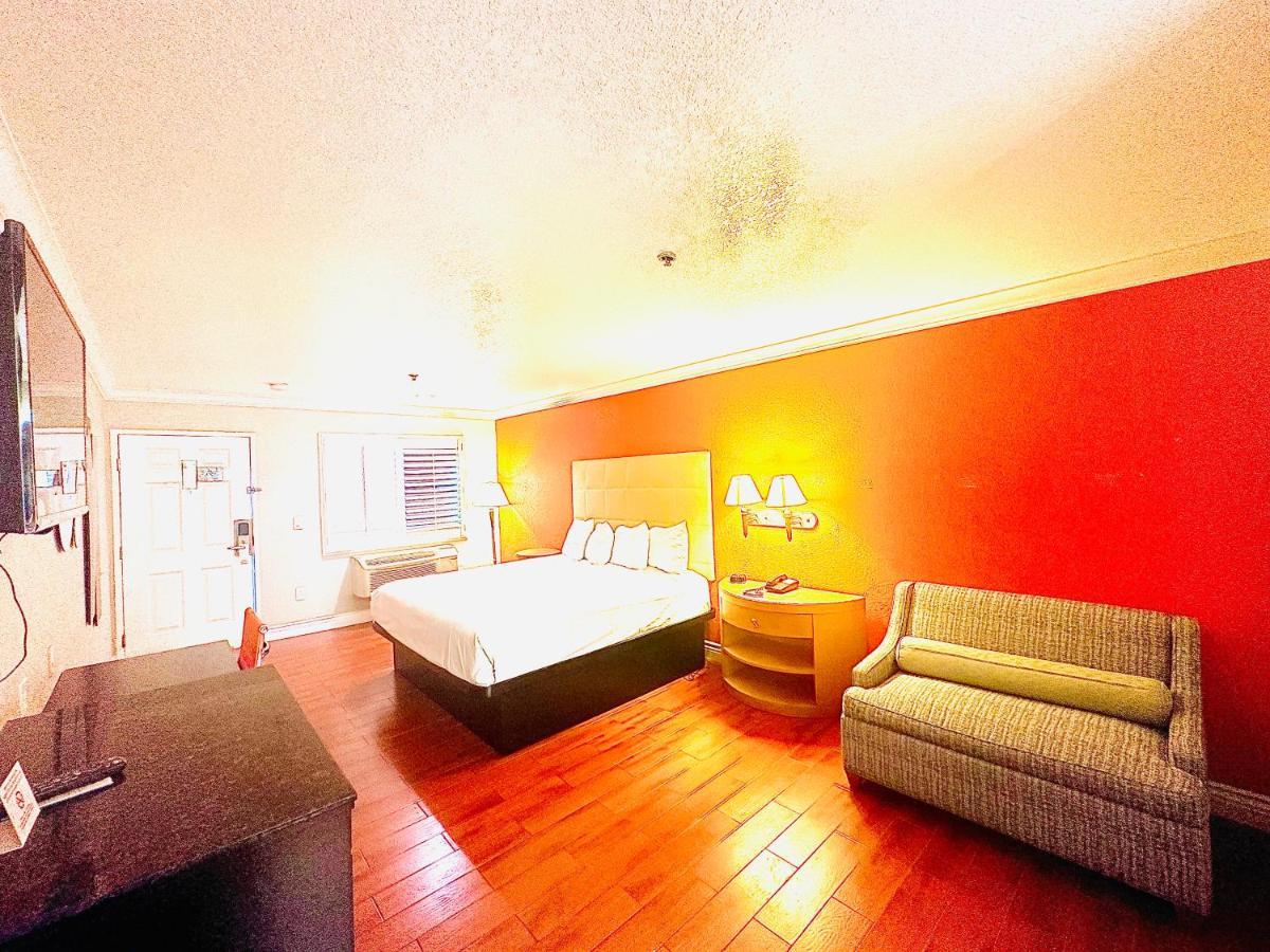 Motel Casa Blanca & Sr-55 Freeway, Near Honda Center, Chapman University, Disneyland Orange