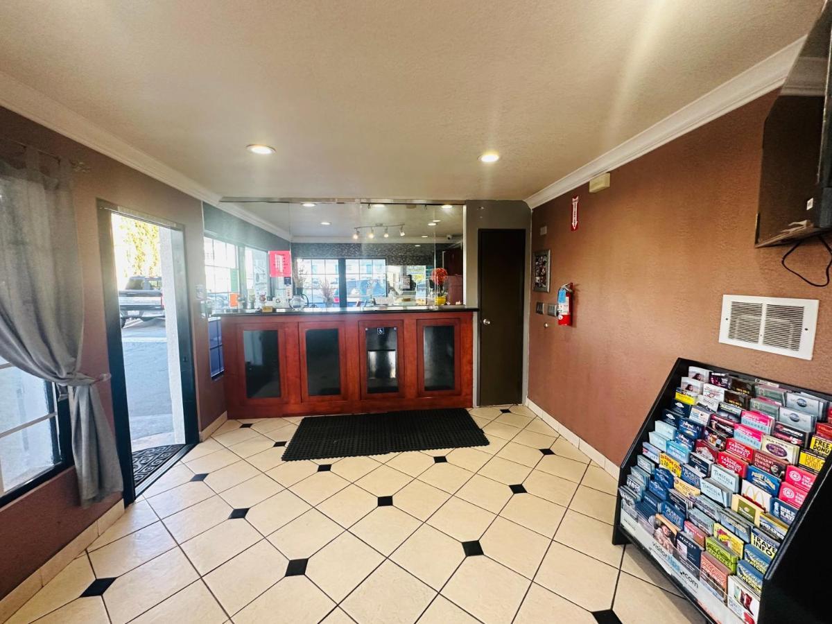 Casa Blanca & Sr-55 Freeway, Near Honda Center, Chapman University, Disneyland Motel Orange