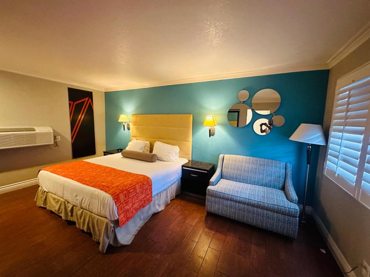 Motel Casa Blanca & Sr-55 Freeway, Near Honda Center, Chapman University, Disneyland