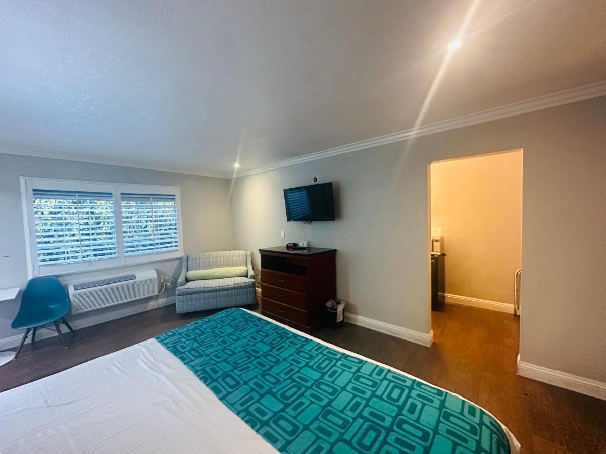 Motel Casa Blanca & Sr-55 Freeway, Near Honda Center, Chapman University, Disneyland Orange