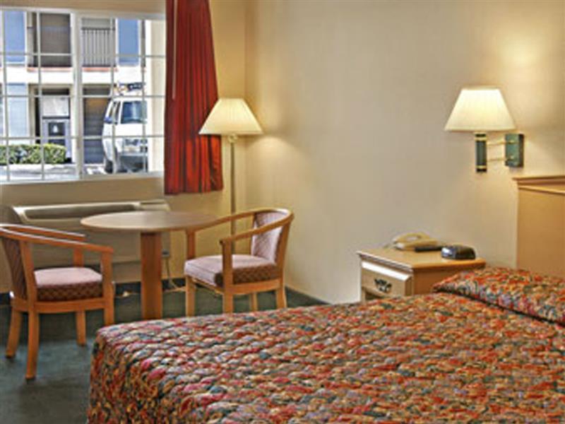 Motel Casa Blanca & Sr-55 Freeway, Near Honda Center, Chapman University, Disneyland Orange