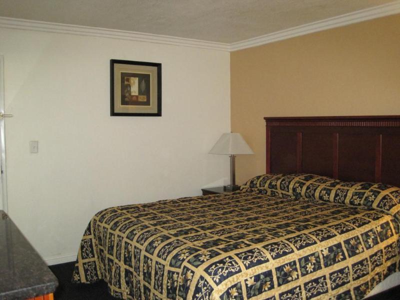 Casa Blanca & Sr-55 Freeway, Near Honda Center, Chapman University, Disneyland 2* Orange