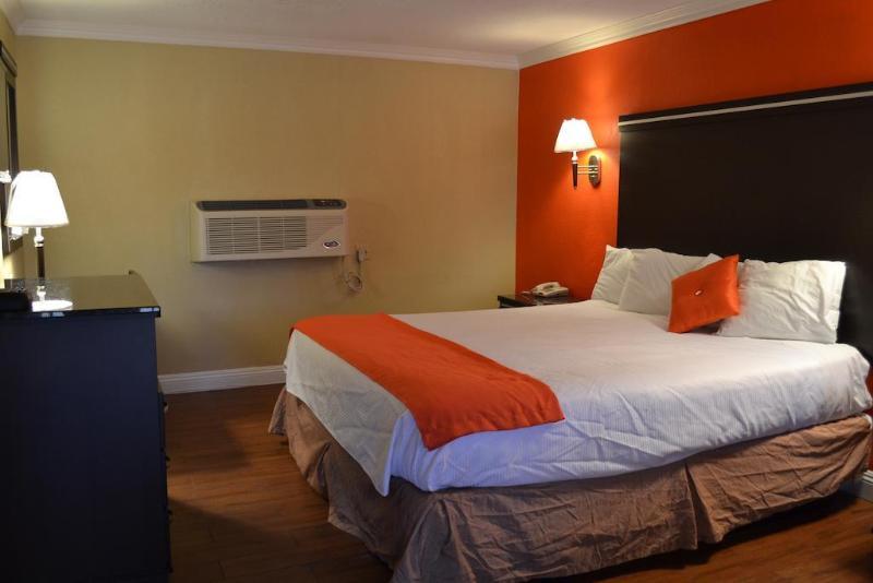 Casa Blanca & Sr-55 Freeway, Near Honda Center, Chapman University, Disneyland Motel