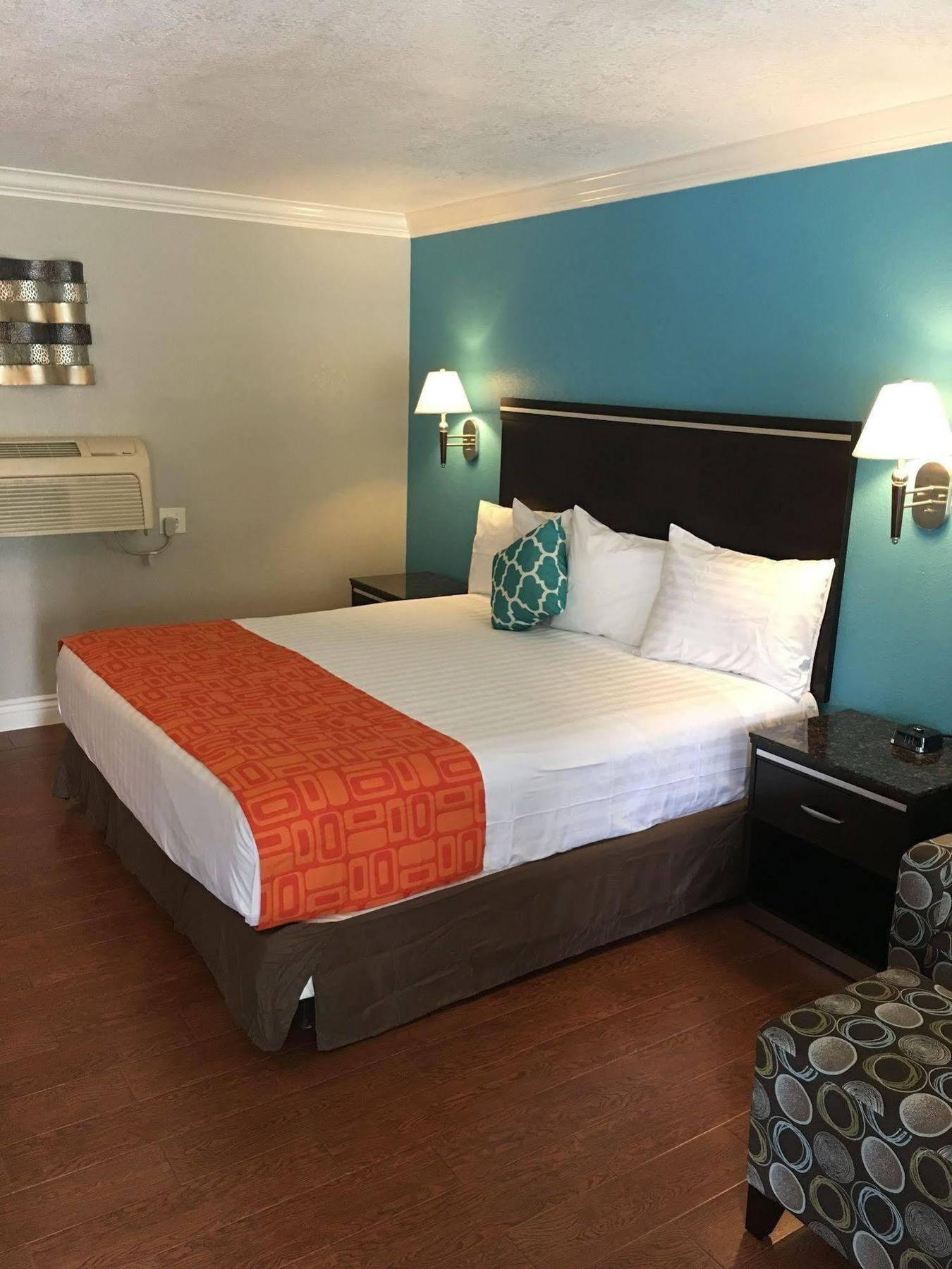 Casa Blanca & Sr-55 Freeway, Near Honda Center, Chapman University, Disneyland 2* Orange