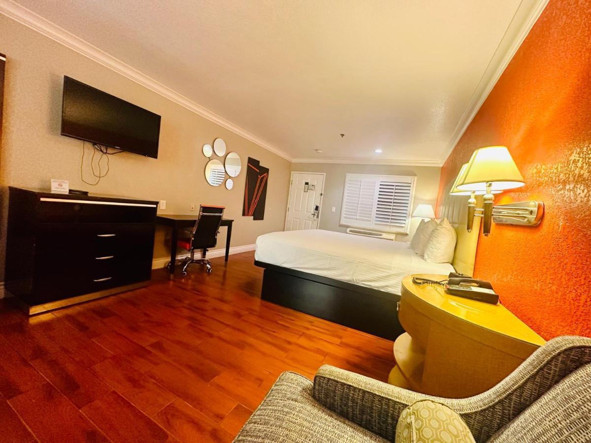 Casa Blanca & Sr-55 Freeway, Near Honda Center, Chapman University, Disneyland Motel 2*