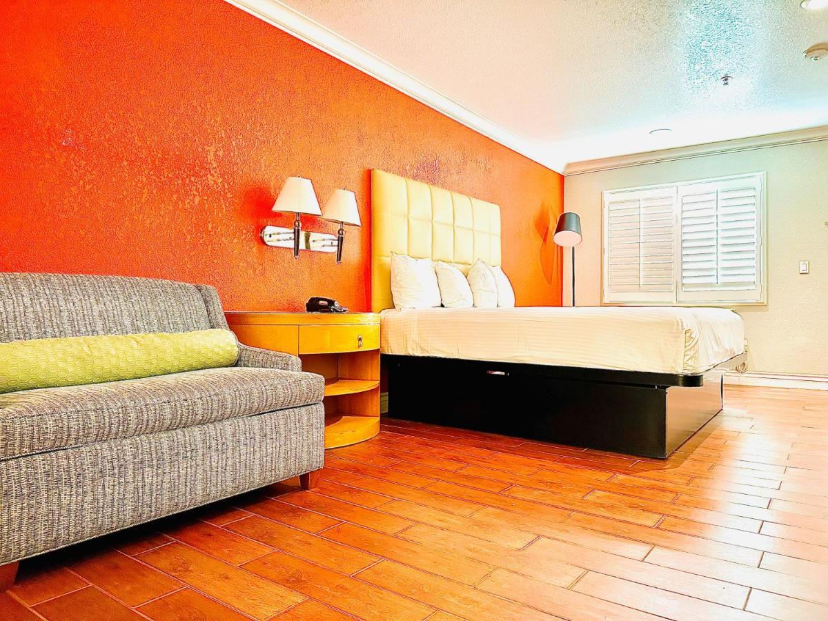 Motel Casa Blanca & Sr-55 Freeway, Near Honda Center, Chapman University, Disneyland Orange