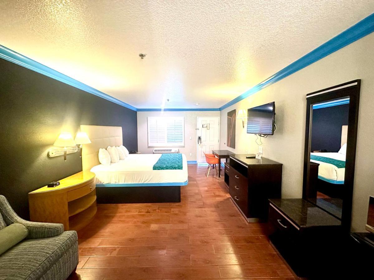 Casa Blanca & Sr-55 Freeway, Near Honda Center, Chapman University, Disneyland 2* Orange